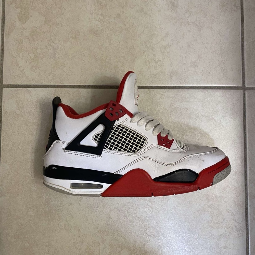 Jordan 4 fire red size 7Y